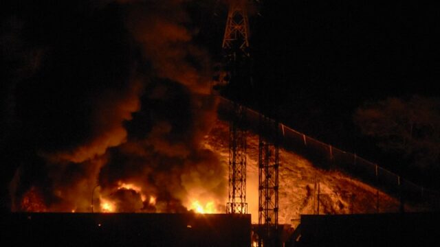 Uma foto postada pelo presidente dos EUA, Donald Trump, no Truth Social mostra o presidente venezuelano Nicolas Maduro a bordo do USS Iwo Jima depois de ser capturado pelas forças dos EUA.