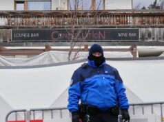 Como se acredita que a tragédia mortal do bar suíço se desenrolou O bar Le Constellation está dividido em dois andares, e o incêndio parece ter começado no bar do porão pouco antes da 1h30 do dia de Ano Novo. As autoridades disseram que rapidamente se transformou em um flashover, quando o calor se torna tão intenso que tudo dentro de uma sala pega fogo quase simultaneamente.