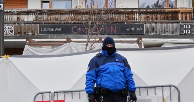 O bar Le Constellation está dividido em dois andares, e o incêndio parece ter começado no bar do porão pouco antes da 1h30 do dia de Ano Novo. As autoridades disseram que rapidamente se transformou em um flashover, quando o calor se torna tão intenso que tudo dentro de uma sala pega fogo quase simultaneamente.