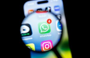 Como uma campanha de hackers teve como alvo usuários importantes do Gmail e do WhatsApp em todo o Oriente Médio duas capturas de tela lado a lado de uma mensagem do WhatsApp, mostrando um link malicioso para whatsapp-meeting.duckdns.org.