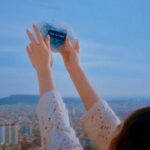 Um homem chocado segurando a cabeça, cercado pelo logotipo Character.ai e ícones de Albert Einstein e Napoleão Bonaparte contra um fundo azul.