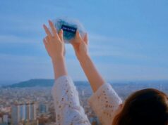 Como uma canção de amor K-pop poderia normalizar os companheiros de IA, o afeto digital e o próprio amor cibernético Um homem chocado segurando a cabeça, cercado pelo logotipo Character.ai e ícones de Albert Einstein e Napoleão Bonaparte contra um fundo azul.