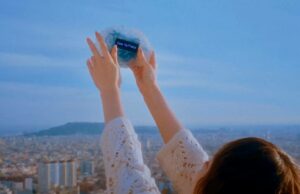 Como uma canção de amor K-pop poderia normalizar os companheiros de IA, o afeto digital e o próprio amor cibernético Um homem chocado segurando a cabeça, cercado pelo logotipo Character.ai e ícones de Albert Einstein e Napoleão Bonaparte contra um fundo azul.