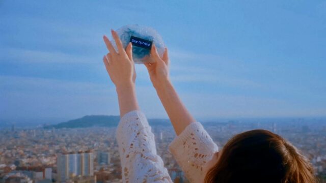 Um homem chocado segurando a cabeça, cercado pelo logotipo Character.ai e ícones de Albert Einstein e Napoleão Bonaparte contra um fundo azul.