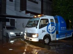 Como verificar um motor de carro inundado para reivindicar seguro com segurança Como verificar um motor de carro inundado para reivindicar seguro com segurança