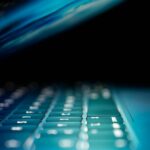 Comparar a Apple enfrentando o FBI com as chaves do Microsoft BitLocker não é muito justo | Close de um laptop entreaberto