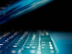 Comparar a Apple enfrentando o FBI com as chaves do Microsoft BitLocker não é justo Comparar a Apple enfrentando o FBI com as chaves do Microsoft BitLocker não é muito justo | Close de um laptop entreaberto