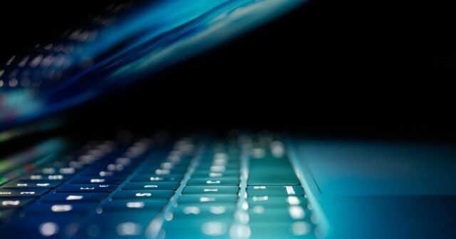 Comparar a Apple enfrentando o FBI com as chaves do Microsoft BitLocker não é muito justo | Close de um laptop entreaberto