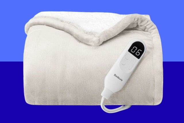 Uma mulher dormindo sob um cobertor cinza aquecido, com ilustrações mostrando a capacidade de aquecimento rápido e uniforme do cobertor em comparação com outros.