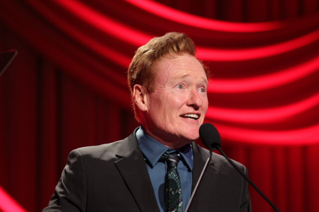 Conan O'Brien quer que os comediantes relaxem... com Trump?! Stephen Colbert, à esquerda, e Jimmy Kimmel entregam o prêmio de melhor atriz principal em uma série de comédia no 71º Primetime Emmy Awards no domingo, 22 de setembro de 2019, no Microsoft Theatre em Los Angeles. (Foto de Chris Pizzello/Invision/AP)