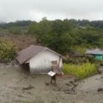 Condições climáticas extremas, 2 pessoas soterradas por deslizamentos de terra e 227 chefes de família evacuados em East Manggarai