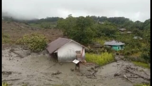 Condições climáticas extremas, 2 pessoas soterradas por deslizamentos de terra Condições climáticas extremas, 2 pessoas soterradas por deslizamentos de terra e 227 chefes de família evacuados em East Manggarai