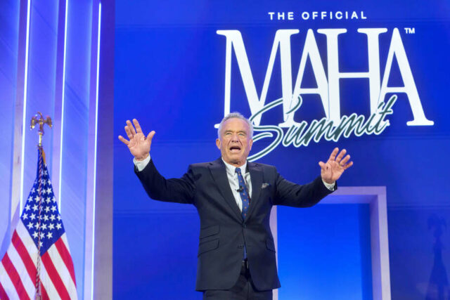 Conferência de imprensa da MAHA atinge novo nível de charlatanismo
