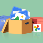 Uma mão segurando o logotipo do Google Fotos em frente a um fundo colorido repleto de miniaturas de imagens e formas geométricas.