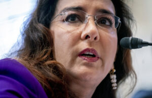 Confira o mais recente candidato a pior advogado no péssimo DOJ de Trump ESTADOS UNIDOS - 26 DE FEVEREIRO: Harmeet Dhillon, indicada para ser procuradora-geral assistente, testemunha durante sua audiência de confirmação do Comitê Judiciário do Senado no edifício Dirksen na quarta-feira, 26 de fevereiro de 2025. (Tom Williams/CQ Roll Call via AP Images)