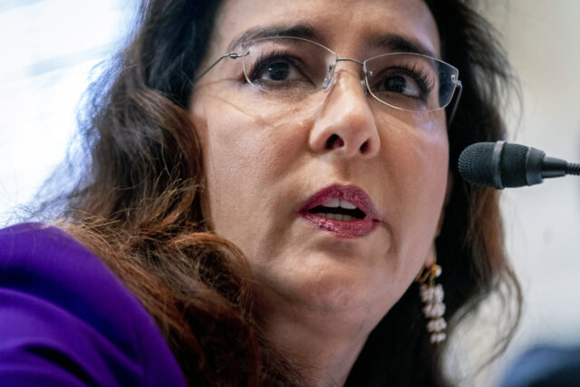 ESTADOS UNIDOS - 26 DE FEVEREIRO: Harmeet Dhillon, indicada para ser procuradora-geral assistente, testemunha durante sua audiência de confirmação do Comitê Judiciário do Senado no edifício Dirksen na quarta-feira, 26 de fevereiro de 2025. (Tom Williams/CQ Roll Call via AP Images)