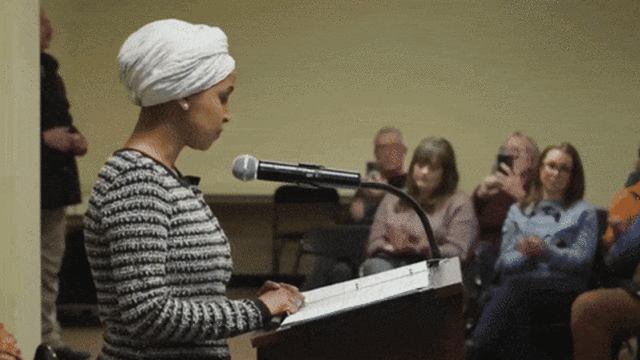 Congressista democrata visada por Trump pulverizada com substância misteriosa Michael Koziol