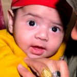 Hamza Al-Rubaie nos braços de sua tia na Cidade de Gaza, Gaza. (Al Jazeera)