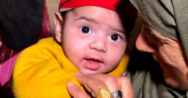 Hamza Al-Rubaie nos braços de sua tia na Cidade de Gaza, Gaza. (Al Jazeera)