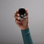 Um estojo de carregamento Oura aberto