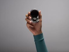 Conheça o companheiro de viagem perfeito para o seu Oura Ring 4 Um estojo de carregamento Oura aberto