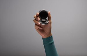 Conheça o companheiro de viagem perfeito para o seu Oura Ring 4 Um estojo de carregamento Oura aberto