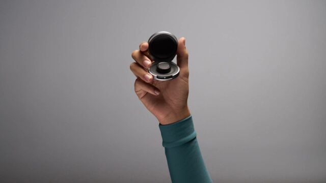 Um estojo de carregamento Oura aberto