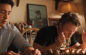Connor Storrie revela por que ele parecia tão feliz por comer macarrão naquela cena de ‘rivalidade acalorada’ Shane Hollander (Hudson Williams) e Ilya Rozanov (Connor Storrie) no episódio 6 de “Heated Rivalry” da HBO Max.