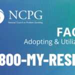 O Conselho Nacional de Jogos Problemáticos anuncia a nova linha de apoio número 1-800-MY-RESET. Gráfico do National Council on Problem Gambling promovendo o novo número da National Problem Gambling Helpline, 1-800-MY-RESET, com o logotipo do NCPG e o texto “FAQ: Adopting & Utilizing 1-800-MY-RESET” em um fundo azul e verde-azulado.