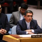 epa12652192 O jornalista e escritor iraniano-americano Masih Alinejad (C) fala durante uma sessão de emergência do Conselho de Segurança discutindo os protestos mortais no Irã na sede das Nações Unidas em Nova York, Nova York, EUA, 15 de janeiro de 2026. EPA/SARAH YENESEL