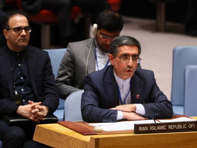 epa12652192 O jornalista e escritor iraniano-americano Masih Alinejad (C) fala durante uma sessão de emergência do Conselho de Segurança discutindo os protestos mortais no Irã na sede das Nações Unidas em Nova York, Nova York, EUA, 15 de janeiro de 2026. EPA/SARAH YENESEL