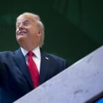 A presidente do Banco Central Europeu, Christine Lagarde, observa o discurso do presidente dos EUA, Donald Trump, no Fórum Econômico Mundial em Davos, Suíça, na quarta-feira.