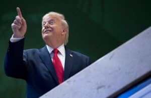 Conversa fiada, paralisação e desconvite: o drama nos bastidores de Davos A presidente do Banco Central Europeu, Christine Lagarde, observa o discurso do presidente dos EUA, Donald Trump, no Fórum Econômico Mundial em Davos, Suíça, na quarta-feira.