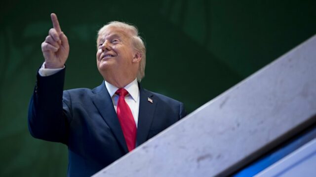 Conversa fiada, paralisação e desconvite: o drama nos bastidores de A presidente do Banco Central Europeu, Christine Lagarde, observa o discurso do presidente dos EUA, Donald Trump, no Fórum Econômico Mundial em Davos, Suíça, na quarta-feira.