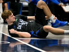 Cooper Flagg sai com torção no tornozelo no pesadelo do Mavericks O atacante do Dallas Mavericks, Cooper Flagg (32), agarra o tornozelo ao cair no chão durante o segundo quarto contra o Denver Nuggets, no American Airlines Center.