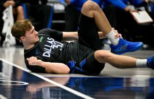 Cooper Flagg sai com torção no tornozelo no pesadelo do Mavericks O atacante do Dallas Mavericks, Cooper Flagg (32), agarra o tornozelo ao cair no chão durante o segundo quarto contra o Denver Nuggets, no American Airlines Center.