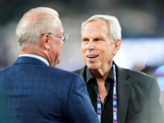Coproprietário do New York Giants, Epstein discutiu mulheres em e-mails O coproprietário do New York Giants, Steve Tisch, à direita, em campo antes dos Giants enfrentarem o Dallas Cowboys no MetLife Stadium na segunda-feira, 26 de setembro de 2022.
