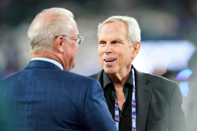 O coproprietário do New York Giants, Steve Tisch, à direita, em campo antes dos Giants enfrentarem o Dallas Cowboys no MetLife Stadium na segunda-feira, 26 de setembro de 2022.