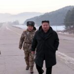 Nesta foto fornecida pelo governo norte-coreano, o líder Kim Jong Un caminha por uma estrada enquanto inspeciona voos de teste de mísseis hipersônicos, em Pyongyang.