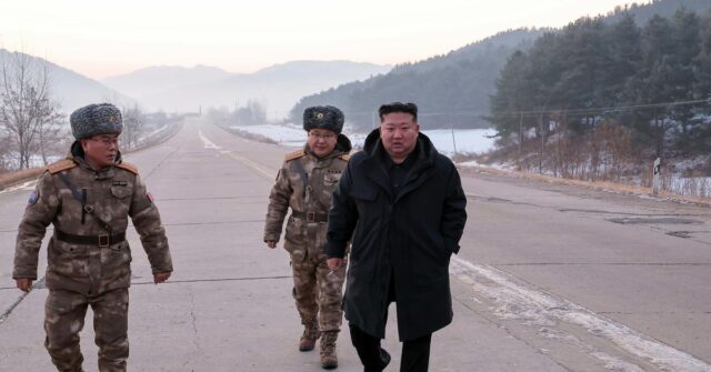 Coreia do Norte diz que últimos testes de mísseis envolvem Nesta foto fornecida pelo governo norte-coreano, o líder Kim Jong Un caminha por uma estrada enquanto inspeciona voos de teste de mísseis hipersônicos, em Pyongyang.