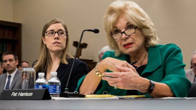 Corporation for Public Broadcasting será encerrada após 58 anos devido à eliminação do financiamento por Trump
