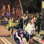 As corredoras Emily Heald e Becca Lopez, vestindo roupas rosa e pretas combinando, se alongando antes da NY Road Runners Midnight Run.
