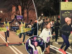Correndo para 2026! O mais apto da cidade de Nova York correu uma corrida de 6,4 quilômetros à meia-noite do Ano Novo As corredoras Emily Heald e Becca Lopez, vestindo roupas rosa e pretas combinando, se alongando antes da NY Road Runners Midnight Run.