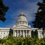 Katie Porter, ex-representante dos Estados Unidos, visita a comunidade de habitação provisória da Cherry Avenue em San Jose, Califórnia, na sexta-feira, 5 de dezembro de 2025. (Shae Hammond/Bay Area News Group)