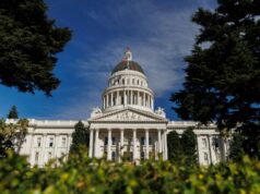 Corrida para governador da Califórnia: quem são os principais candidatos agora? Katie Porter, ex-representante dos Estados Unidos, visita a comunidade de habitação provisória da Cherry Avenue em San Jose, Califórnia, na sexta-feira, 5 de dezembro de 2025. (Shae Hammond/Bay Area News Group)