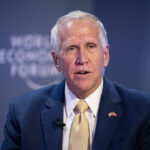 O governador de Oklahoma, Kevin Stitt, fala durante a Reunião Anual do Fórum Econômico Mundial em Davos, Suíça, quarta-feira, 21 de janeiro de 2026. (AP Photo/Markus Schreiber)