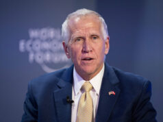 Crescem os apelos republicanos para uma investigação mais profunda sobre o tiroteio fatal em Minneapolis O governador de Oklahoma, Kevin Stitt, fala durante a Reunião Anual do Fórum Econômico Mundial em Davos, Suíça, quarta-feira, 21 de janeiro de 2026. (AP Photo/Markus Schreiber)