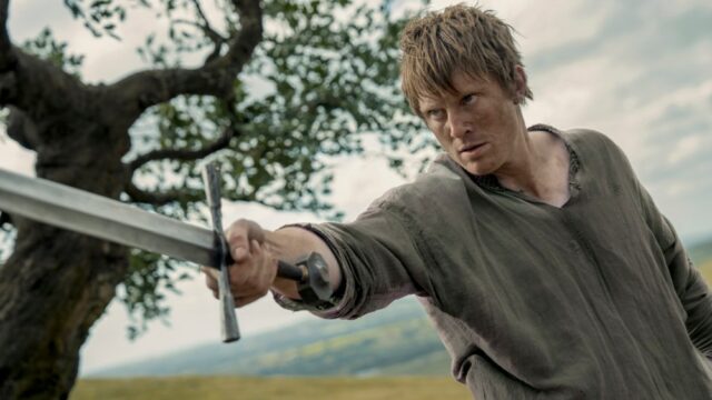 Criador de 'Um Cavaleiro dos Sete Reinos' sobre os planos de George RR Martin para mais 15 livros e aquela cena nojenta de cocô na estreia: 'Não é uma farsa lá em cima na tela. Essa é a bunda dele'
