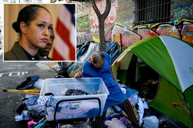 Criminosos violentos estão escapando da prisão em São Francisco usando Deliada Valdez, 64 anos, vasculha uma caixa transparente de pertences ao lado de sua barraca verde em uma calçada de São Francisco.