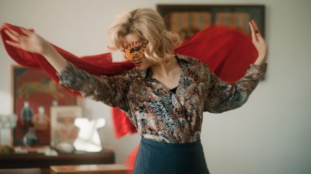 Crítica de 'A casa do amigo está aqui': uma comovente história de irmandade celebra desafiadoramente os artistas underground de Teerã
